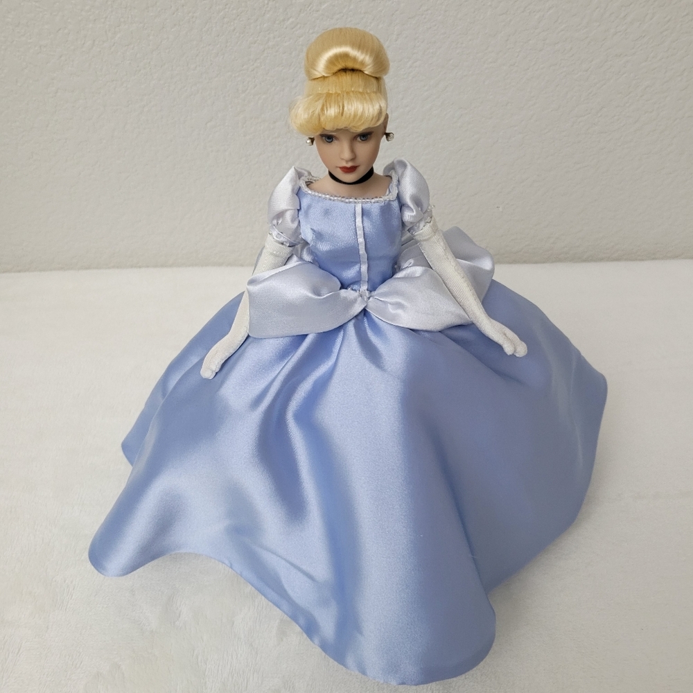 Tonner Tiny Kitty as Cinderella Disney World.This is a gorgeous Cinderella.